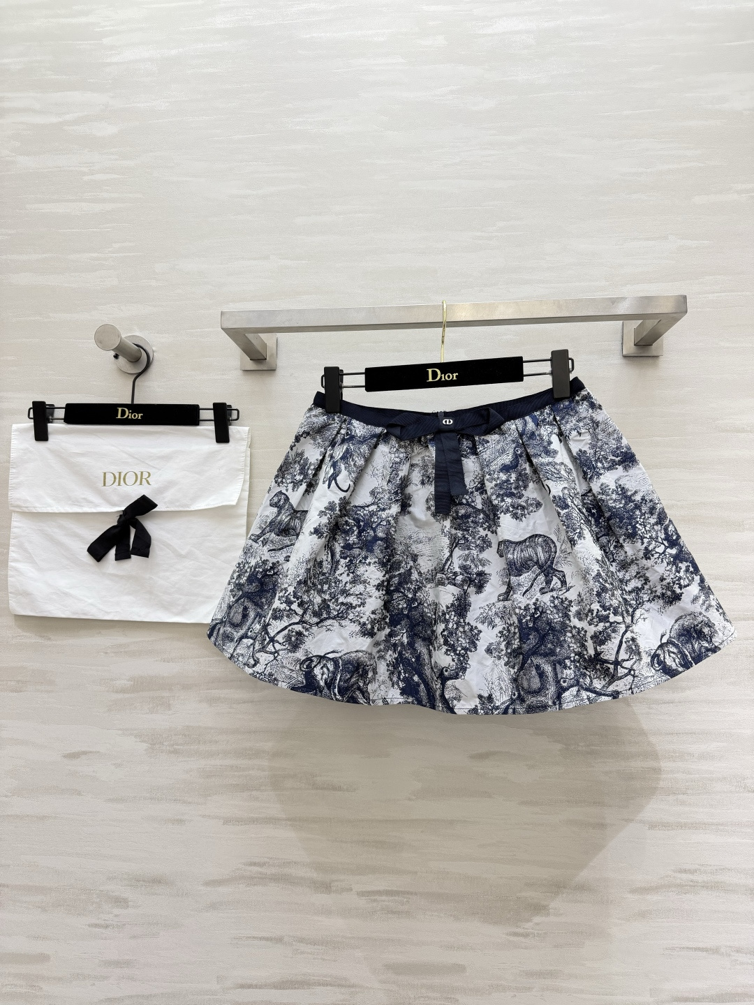 NO:887665,Dio's classic Jouy printed tutu skirt with iconic jungle animal sketch print. Retro artistic feel. Navy blue satin bow with brand metal logo. Exquisite details. High-waisted umbrella-shaped A-line version. Super hidden crotch to show leg length. The proportion changes in seconds. The crisp fabric supports the fluffy skirt with a girlish and smart atmosphere. Suitable for daily commuting and dates and outings!  High-quality customization, available in stock, size 36/38/40/42 (size 38 waist 72, skirt length 37), Dior-clothing, dior, dior, skirts,19860909Dio经典茹伊印花蓬蓬短裙标志性丛林动物素描印花 复古艺术感拉满 藏青缎面蝴蝶结搭配品牌金属徽标 精致细节拉满 高腰伞状A字版型 超强藏胯显腿长 秒变三七比例 挺括面料撑起蓬松裙摆自带少女灵动气息 日常通勤、约会出游都适配！高品质定制 现货首发size36/38/40/42（38码腰围72,裙长37）,迪奥-服装,dior,dior,skirts,,Women's clothing