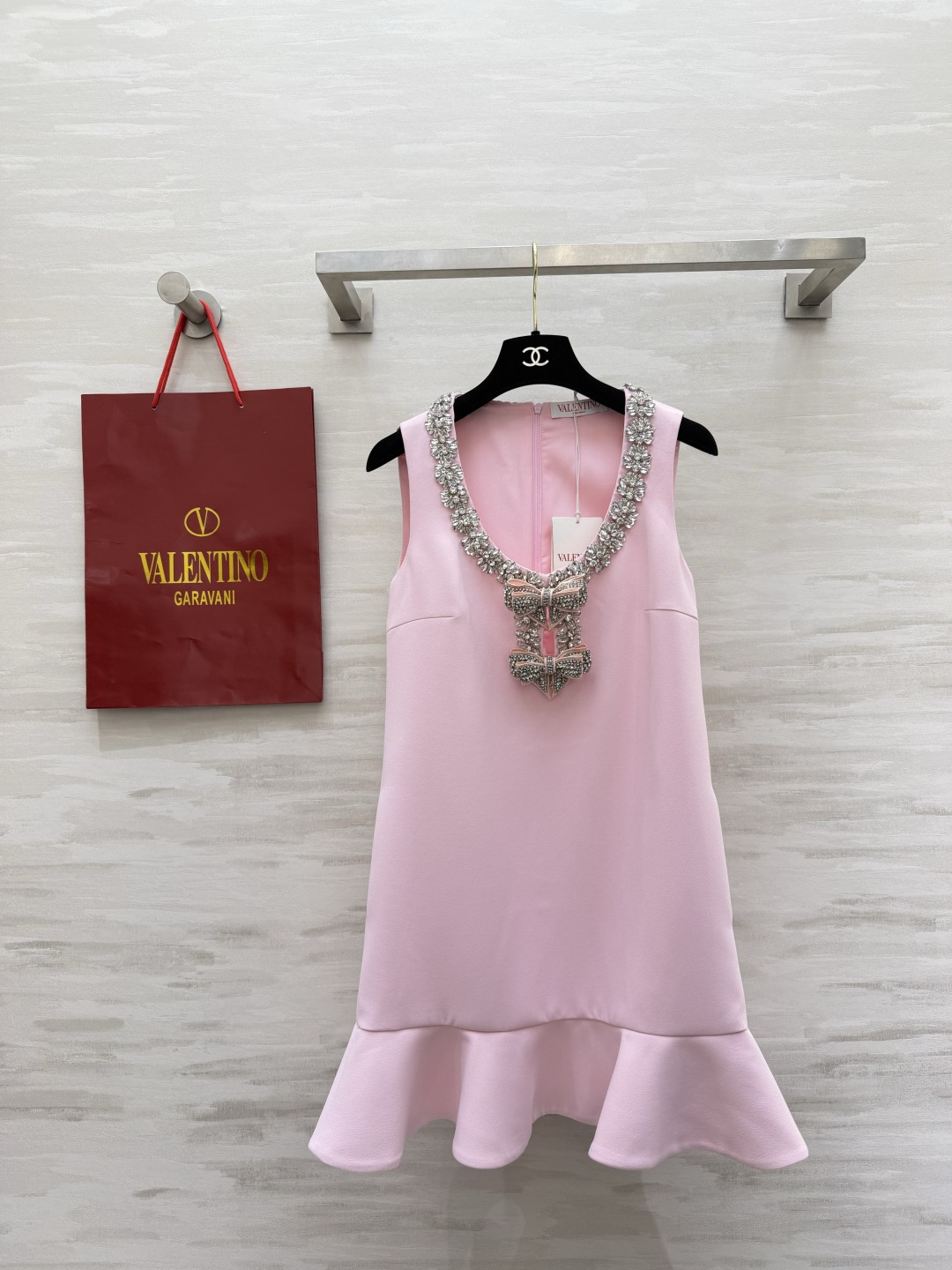 NO:887647,VALENTIN's high-definition rhinestone bow pink vest dress is gentle and creamy and has a neat cut. Heavy handmade diamonds surround the U-shaped neckline. The double-layered diamond bow pendant in the center is bright and noble. The atmosphere is straight and full. The crisp fabric is not easy to wrinkle. The lotus leaf fishtail edge at the hem is smart and playful. Straight and loose fit. It hides the flesh and makes you look slim without flattering your figure. It can be worn steadily for dinners, dates, and afternoon tea. A perfect little princess dress!  High-quality customization, available in stock now, size 36/38/40/42 (36 size bust 82, skirt length 81), Valentino-clothing, valentino, valentino, skirts,19860909VALENTIN高定水钻蝴蝶结粉色背心裙温柔奶油粉剪裁利落大气 重磅手工满钻环绕U型领口 中心双层镶钻蝴蝶结吊坠 璀璨又显贵 氛围感直接拉满 挺括面料不易皱 下摆荷叶鱼尾边灵动俏皮 直筒宽松版型 藏肉显瘦不挑身材 晚宴、约会、下午茶都能稳稳出圈 妥妥的小公主战裙！高品质定制 现货首发size36/38/40/42（36码胸围82,裙长81）,华伦天奴-服装,valentino,valentino,skirts,,Women's clothing