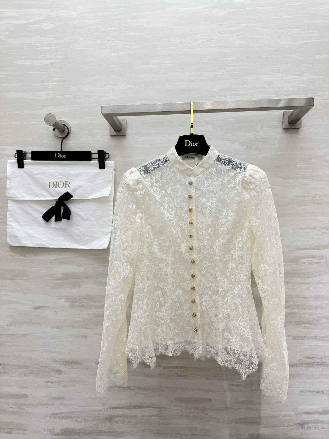 NO:887720,Dio retro lace stand-up collar shirt's classic rattan lace texture has a soft mist atmosphere. The more you look at the delicate dark patterns, the more flavor you look at. Small stand-up collar and micro-bubble shoulder design optimizes the head-to-shoulder ratio and is gentle and not heavy on the shoulders. A row of retro gold ball button details show the luxury brand texture. Irregular wavy lace tailoring at the hem. The waisted version outlines the slender waistline. It is elegant when worn alone or layered inside to create a full atmosphere. High-quality customization  Available in stock first size 36/38/40/42 (shoulder width 36; 33, bust 82, length 60), Dior-clothing, dior, dior, shirts,19860909Dio复古蕾丝立领衬衫经典藤纹蕾丝肌理自带柔雾氛围感 精致暗纹越看越有味道 小立领微泡泡肩设计 优化头肩比 温柔不压肩 一排复古金球排扣细节尽显奢牌质感 下摆不规则波浪蕾丝剪裁 收腰版型勾勒纤细腰线 单穿优雅、内搭叠穿氛围感拉满 高品质定制 现货首发size36/38/40/42（36肩宽；33,胸围82,衣长60）,迪奥-服装,dior,dior,shirts,,Women's clothing