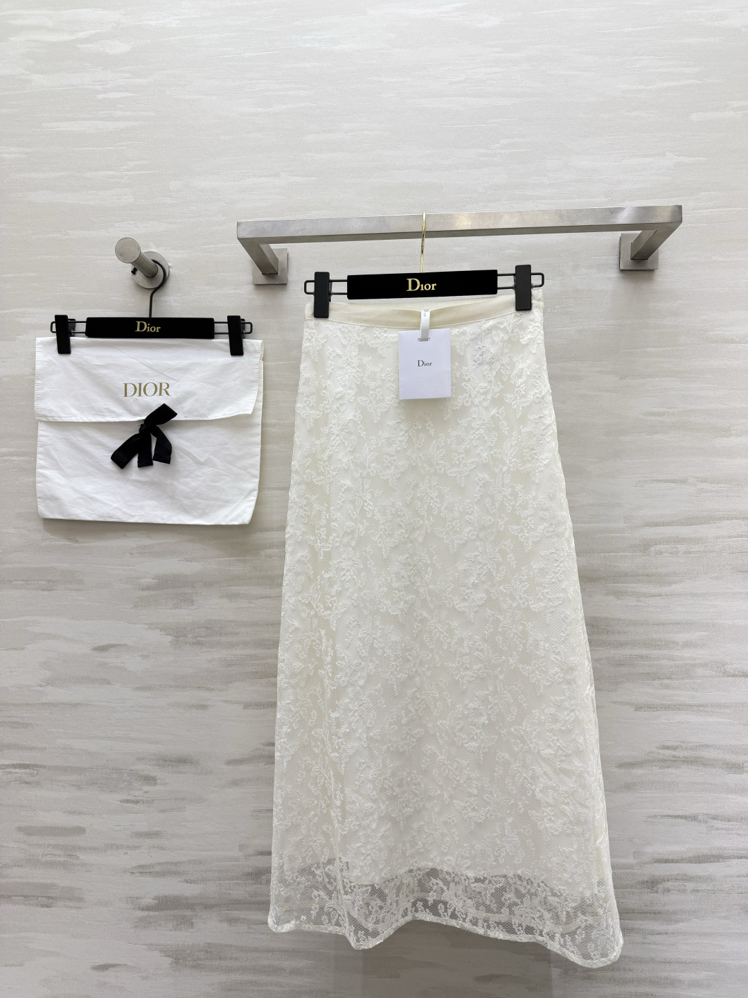 NO:889884,Dio's same series of lace skirts and stand-up collar lace shirts are perfect as a complete set to enhance the atmosphere of the whole outfit. Exquisite floral water-soluble lace from the same source has a high-end and delicate texture. Built-in skin-friendly lining is not embarrassing. High-waisted micro fishtail cut naturally falls along the body shape. Modifies the crotch and calf lines. Irregular lace at the hem. Walks smartly and elegantly. Gentle and noble. High-quality customization.  Available now: size 36/38/40/42 (size 36 waist 66, skirt length 84), dior, skirts, shirts,19860909Dio同系列蕾丝半裙和立领蕾丝衬衫完美成套整套穿搭氛围感直接拉满 同源精致花卉水溶蕾丝 肌理感高级细腻 内置亲肤里衬不尴尬 高腰微鱼尾剪裁 顺着身形自然垂落 修饰胯部与小腿线条下摆不规则蕾丝花边 走路灵动飘逸 温柔又显贵 高品质定制 现货首发size36/38/40/42（36码腰围66,裙长84）,,dior,skirts,shirts,,Women's clothing
