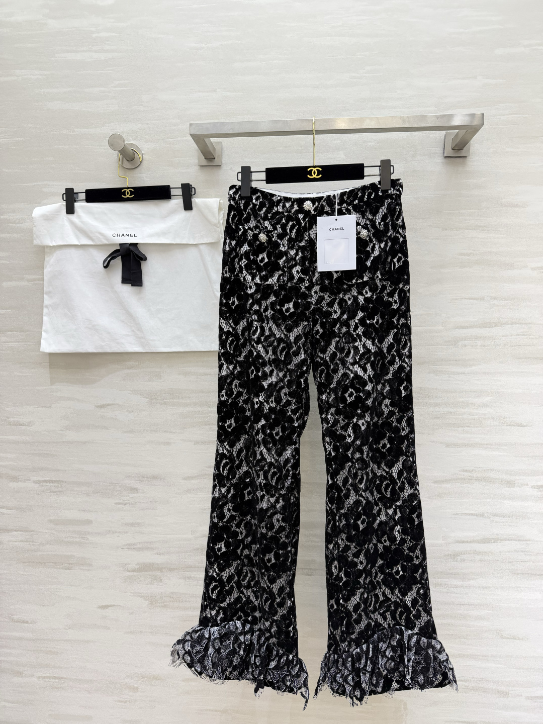 NO:887692,#CHANE Black and white lace bell-bottom trousers, flocked lace texture, full of high-end sense, high waist and slightly flared cut, modify the legs to look taller, lace hems, exquisite details, rhinestone button embellishment, noble and unobtrusive, can be worn alone or in a set, high-quality customization is a must-have for rich ladies with a sense of atmosphere. Available in stock, size S/M/L (S size waist 68, pants length 102), Chanel - Clothing, chanel, chanel,19860909#CHANE黑白蕾丝喇叭裤 植绒蕾丝肌理 高级感满满 高腰微喇剪裁 修饰腿型显高挑 裤脚蕾丝花边 细节精致 水钻纽扣点缀 显贵不张扬 可单穿可成套 千金名媛氛围感穿搭必备高品质定制 现货首发sizeS/M/L（s码腰围68,裤长102）,香奈儿-服装,chanel,chanel,,Women's clothing