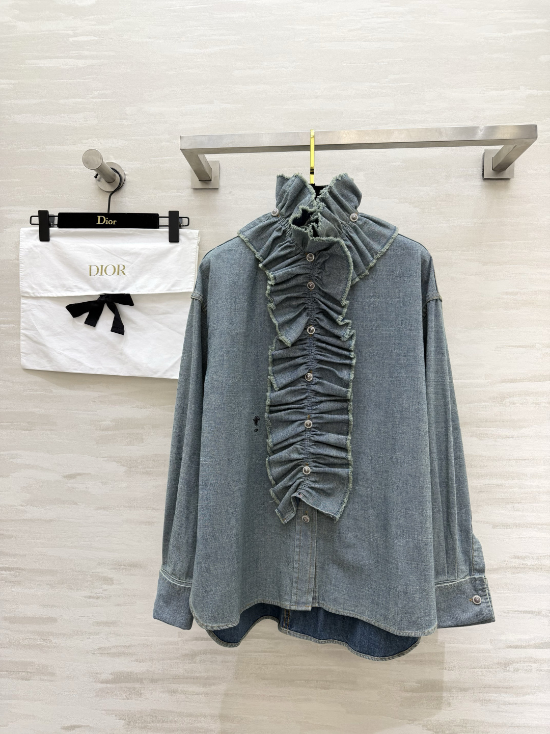 NO:886072,#Dio ruffled denim shirt puts retro romance on your body. Washed light blue denim comes with a lazy filter. It is soft and crisp. Detachable high collar with ruffled pleats. Raw edge design. Full of palace feel. Metallic silver buckle embellishment. The details are exquisite and recognizable. The loose fit does not flatter your figure. It is perfect to wear alone or layered!  High-quality customization, available in stock first size S/M/L (S size bust 112, length 67), Dior-clothing, dior, dior,19860909#Dio荷叶边牛仔衬衣 把复古浪漫穿在身上 水洗浅蓝牛仔自带慵懒滤镜 柔软又挺括 可拆卸高领荷叶边褶皱 毛边设计 宫廷感拉满 金属银扣点缀 细节精致又有辨识度 宽松版型不挑身材 单穿/叠穿都超绝！高品质定制 现货首发sizeS/M/L（s码胸围112,衣长67）,迪奥-服装,dior,dior,,Women's clothing