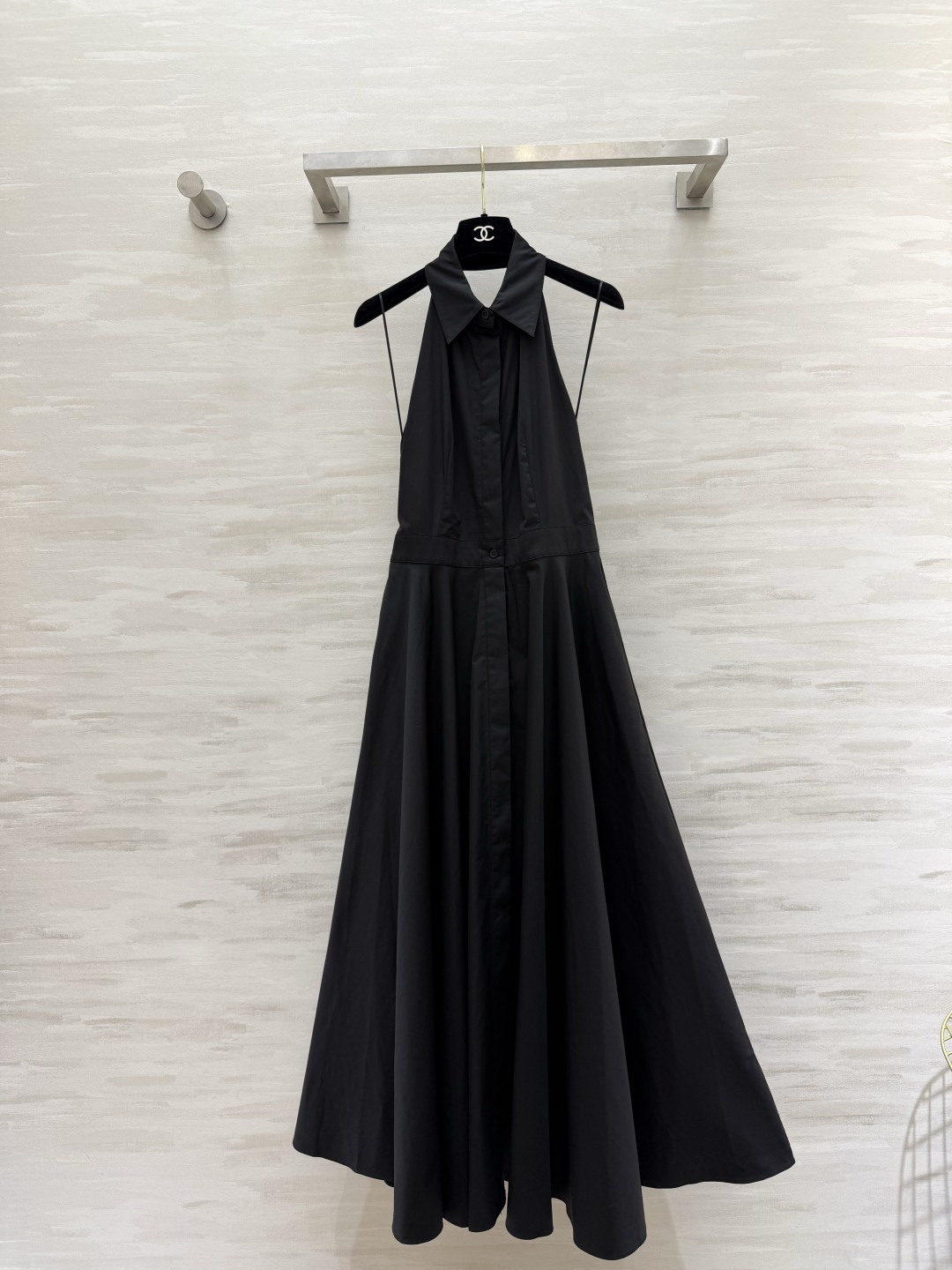 NO:887682,Ralph Lauren Purple Label Series Cool Hanging The black dress c really hits the aesthetic mark with a halterneck lapel shirt style design. The spaghetti straps are just right for showing off the shoulders and neck. The front is neat for commuting. The large open back hides a hidden secret. The long skirt with high waist and wide swing hides the flesh and makes you look tall. The crisp cotton material is draped online. The black tone brings retro elegance. It can be used for dating/commuting/vacation in one piece. It is low-key and recognizable!  High-quality customization, available in stock first size S/M/L (S size waist 66, skirt length 125), women's clothing, loro piana, skirts, shirts,19860909Ralph Lauren紫标系列 清冷挂 黑裙c真的戳中审美挂脖翻领衬衫式设计 细肩带恰到好处露肩颈 正面利落通勤 后背大露背暗藏小心机 高收腰大摆长裙 藏肉又显高挑 挺括棉料垂感在线 黑调自带复古优雅 约会/通勤/度假一件搞定 低调又有辨识度！高品质定制 现货首发sizeS/M/L（s码腰围66,裙长125）,女装,loro piana,skirts,shirts,,Women's clothing