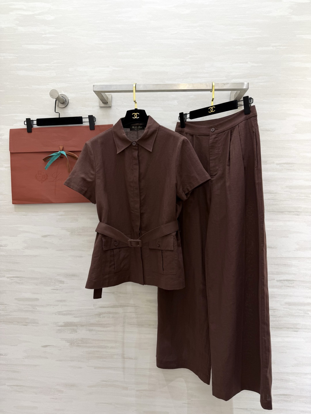 NO:890717,Shirt Pants Loro Pian Retro Linen Suit｜Comes with a relaxed and high-quality feel. Lapel short sleeves with built-in work pockets. Paired with a belt of the same color to tighten the waist. Easily outline the waistline. Not picky about the figure. Drapey wide-leg trousers hide your body. Walking has a sense of atmosphere. Pure linen fabric is breathable and refreshing. Suitable for summer commuting and outings. Low-key and calm tones. Gentle and elegant. You don’t have to worry about matching high-quality customization when you go out.  Available in stock first size S/M/L (S size bust 92, length 60, pants waist 66, hips 104, pants length 103), loro piana, T-shirt,19860909衬衣 裤子 Loro Pian复古亚麻套装｜自带松弛高级感 翻领短袖自带工装口袋 搭配同色系腰带收腰 轻松勾勒腰线 不挑身材 垂感阔腿长裤藏肉一绝 走路自带氛围感 纯亚麻面料透气清爽 夏日通勤出游都适配 低调沉稳的色调 温柔又显贵 一套出门不用费心搭配高品质定制 现货首发sizeS/M/L（s码胸围92,衣长60,裤子腰围66,臀围104,裤长103）,,loro piana,T-shirt,,Women's clothing