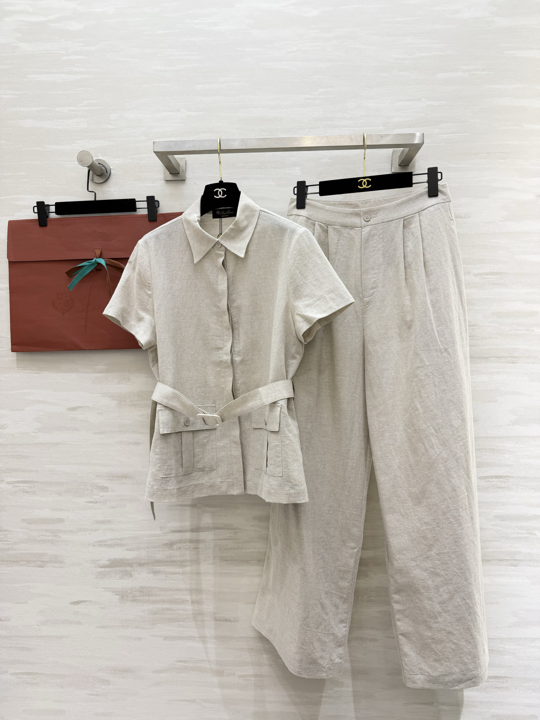 NO:886037,Loro Pian retro linen suit｜It has a relaxed and high-quality feel. The lapel short sleeves come with work pockets. Pair it with a waistband of the same color. Easily outline the waistline. Not picky about your figure. The drapey wide-leg trousers hide your body. It brings a sense of atmosphere when you walk. The pure linen fabric is breathable and refreshing. Suitable for summer commuting and outings. Low-key and calm tones. Gentle and noble. You don’t have to worry about matching high-quality customization when you go out.  Available in stock first size S/M/L (S size bust 92, length 60, pants waist 66, hips 104, pants length 103) shirt, pants 270, women's clothing, loro piana, T-shirt,19860909Loro Pian复古亚麻套装｜自带松弛高级感 翻领短袖自带工装口袋 搭配同色系腰带收腰 轻松勾勒腰线 不挑身材 垂感阔腿长裤藏肉一绝 走路自带氛围感 纯亚麻面料透气清爽 夏日通勤出游都适配 低调沉稳的色调 温柔又显贵 一套出门不用费心搭配高品质定制 现货首发sizeS/M/L（s码胸围92,衣长60,裤子腰围66,臀围104,裤长103）衬衣,裤子270,女装,loro piana,T-shirt,,Women's clothing