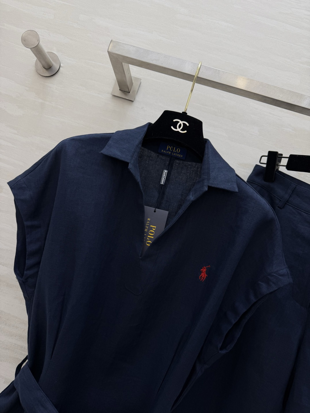 POLO²⁶氛围感亚麻套装 复古POLO翻领 利落无袖剪裁 低调小红马刺绣提升质感 腰间绑带随心调节打造