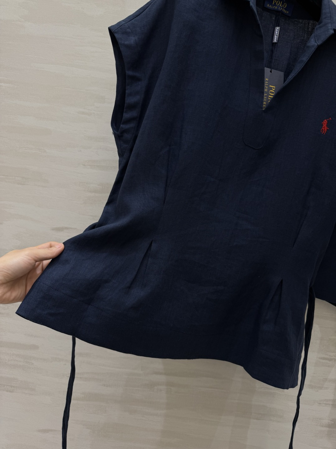 POLO²⁶氛围感亚麻套装 复古POLO翻领 利落无袖剪裁 低调小红马刺绣提升质感 腰间绑带随心调节打造