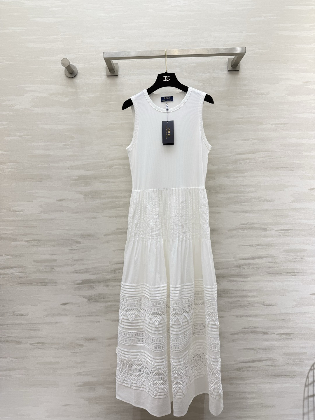 NO:886052,Polo Ralph Lauren | Sleeveless dress with pure white lace that makes you look taller | A clean and healing style for summer. The pitted knitted vest has a waist and upper body that fits the body shape without being tight. The pleated cotton material is large and the layers of hollow lace pattern are super exquisite. The large hanging skirt brings an elegant feeling when walking. It has a gentle atmosphere. The refreshing pure white looks clean and white. It is suitable for vacation, afternoon tea and daily commuting!  Soft, skin-friendly, breathable and not stuffy. It’s refreshing to wear alone. It also looks great when worn with a small cardigan. High-quality customization. Available in stock first size S/M/L (S size bust 86, skirt length 132), women’s clothing, skirts,19860909Polo拉夫劳伦|显高挑的无袖连衣裙纯白蕾丝长裙｜夏日干净治愈款 坑条针织背心收腰上半身贴合身形不紧绷 拼接褶皱棉料大摆 层层镂空蕾丝花纹超精致 垂顺大裙摆走路自带飘逸感 温柔氛围感拉满 清爽纯白色显干净显白,度假、下午茶、日常通勤都适配！柔软亲肤透气不闷 单穿清爽 外搭小开衫也超好看 高品质定制 现货首发sizeS/M/L（s码胸围86,裙长132）,女装,skirts,,Women's clothing