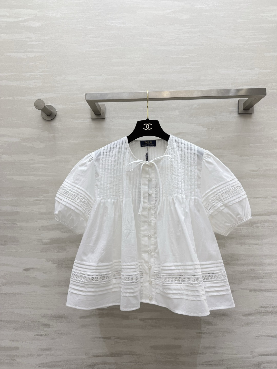 NO:886061,POLO French heavy-duty hollow top｜Refreshing white moonlight in summer Round neck tie design Gentle and age-reducing, with a girlish feel Fine pleats all over the body Multi-layered hollow lace splicing Full of details Puffed short sleeves modify the arm lines Loose doll version hides the flesh and looks slimmer Pure cotton fabric is light and breathable Not stuffy and sweaty, perfect for summer Refreshing and clean when worn alone Gentle and versatile with skirts and jeans High-quality customization  Available in stock first size S/M/L (S size shoulder width 38, bust 116, length 52), women's clothing, skirts, jeans, T-shirt,19860909POLO法式重工镂空上衣｜夏日清爽白月光 圆领系带设计 温柔减龄 自带少女感 全身细密压褶 多层镂空蕾丝拼接 细节满满 泡泡短袖修饰手臂线条 宽松娃娃版型藏肉显瘦 纯棉面料轻薄透气 不闷汗超适合夏天 单穿清爽干净 搭配半裙、牛仔裤都温柔百搭 高品质定制 现货首发sizeS/M/L（s码肩宽38,胸围116,衣长52）,女装,skirts,jeans,T-shirt,,Women's clothing