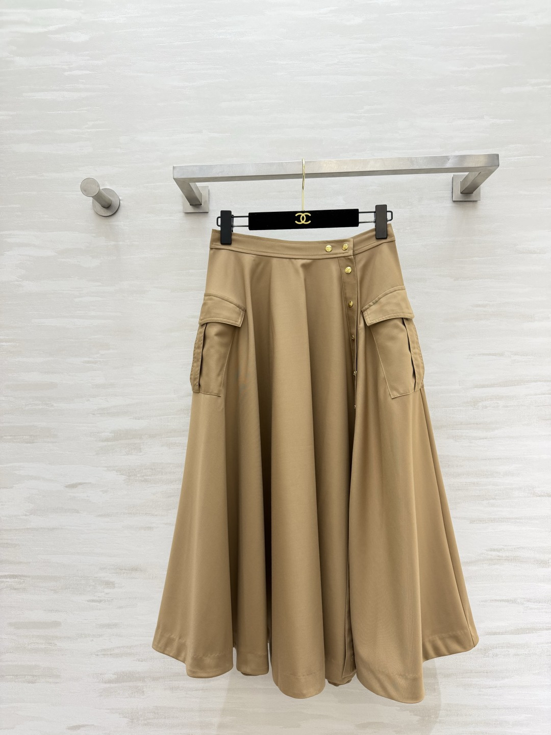 NO:890674,Celin workwear-style full-length skirt｜Commuting atmosphere skirt Two colors available｜khaki gentle Slimming black High-waisted tailoring Side metal breast buttons Work pocket design is super layered Large A-line umbrella skirt style Drape and stiff fabric is not easy to wrinkle Neat and elegant for daily wear High-quality customization Available in stock first size S/M/L (S size waist 66, skirt length 76),,celine,skirts,19860909Celin工装风大摆半身裙｜通勤氛围感神裙 双色可选｜卡其温柔 黑色显瘦 高腰剪裁 侧边金属排扣 工装口袋设计超有层次感 大A字伞裙版型 垂顺挺括面料不易皱 日常穿搭利落大气 高品质定制 现货首发sizeS/M/L（s码腰围66,裙长76）,,celine,skirts,,Women's clothing