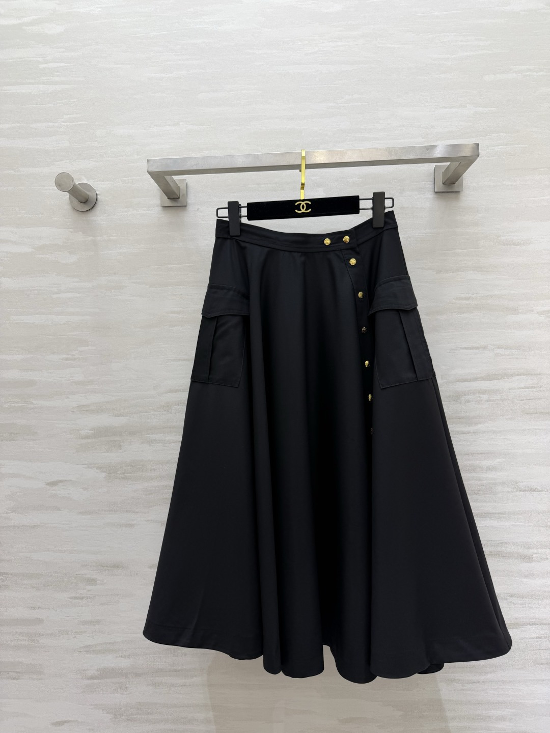 NO:886115,Celin workwear-style full skirt｜Commuting atmosphere skirt Two colors available｜khaki gentle Slimming black High-waist tailoring Side metal breast buttons Work pocket design is super layered Large A-line umbrella skirt version Drape and stiff fabric is not easy to wrinkle Neat and elegant for daily wear High-quality customization Available in stock first size S/M/L (S size waist 66, skirt length 76), Celine-clothing, celine, celine, skirts,19860909Celin工装风大摆半身裙｜通勤氛围感神裙 双色可选｜卡其温柔 黑色显瘦 高腰剪裁 侧边金属排扣 工装口袋设计超有层次感 大A字伞裙版型 垂顺挺括面料不易皱 日常穿搭利落大气 高品质定制 现货首发sizeS/M/L（s码腰围66,裙长76）,赛琳-服装,celine,celine,skirts,,Women's clothing