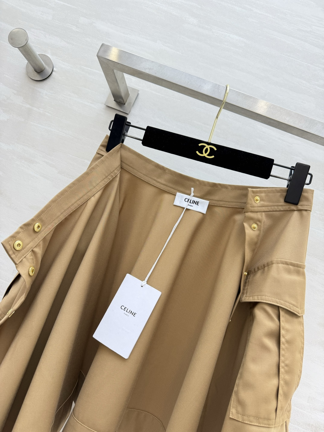 Celin♡²⁶工装风大摆短款半身裙｜通勤氛围感神裙 双色可选｜卡其温柔 黑色显瘦 高腰剪裁 侧边金属排