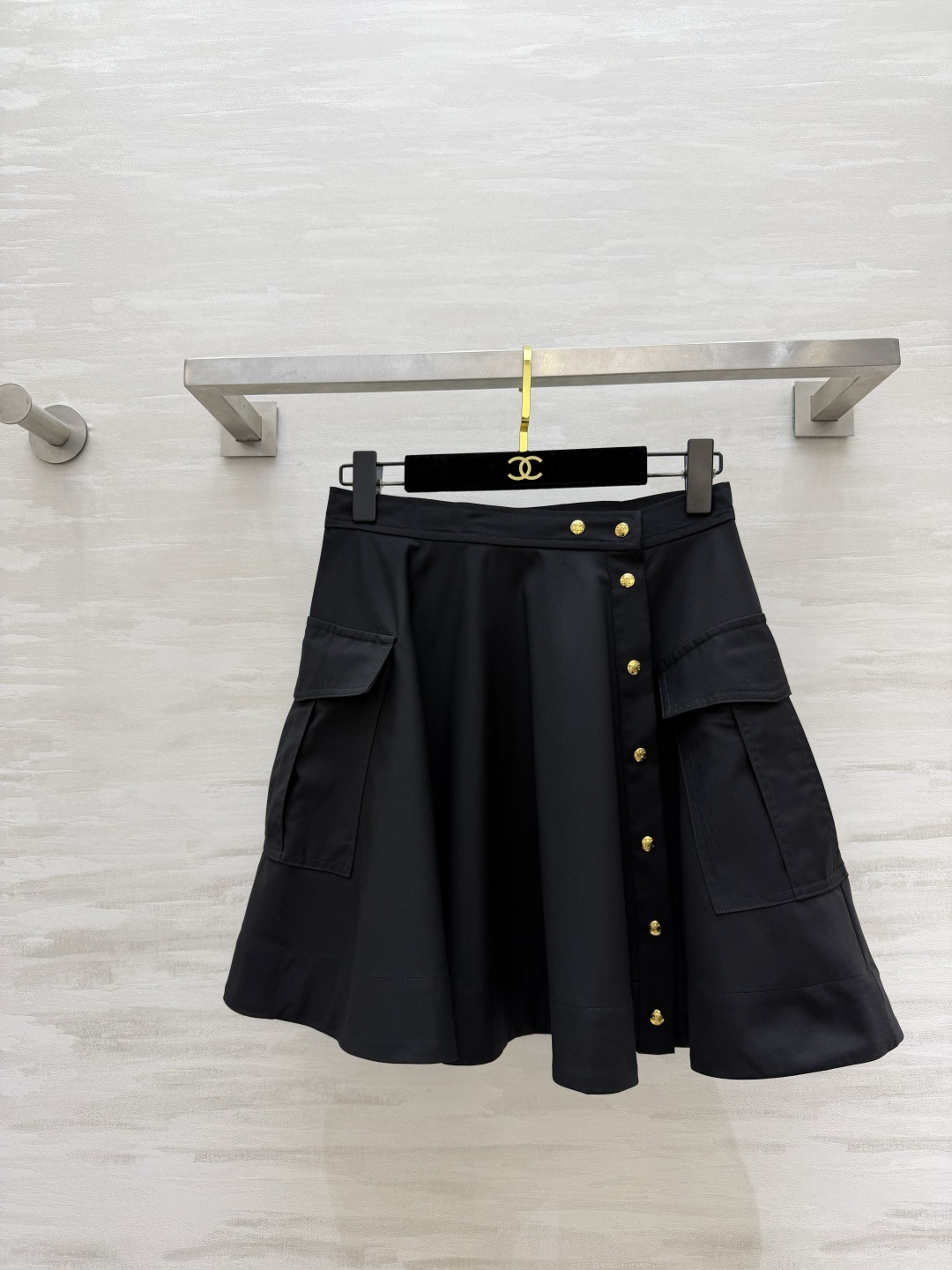 NO:886124,Celin workwear-style short skirt with large hem｜skirt with a commuting atmosphere. Available in two colors｜khaki. Soft. Black slimming. High-waist tailoring. Side metal breast buttons. Work pocket design is super layered. Large A-line umbrella skirt version. Drapey and stiff fabric that is not easy to wrinkle. Neat and elegant for daily wear. High-quality customization.  Available in stock first size S/M/L (S size waist 66, skirt length 43), Celine-clothing, celine, celine, skirts,19860909Celin工装风大摆短款半身裙｜通勤氛围感神裙 双色可选｜卡其温柔 黑色显瘦 高腰剪裁 侧边金属排扣 工装口袋设计超有层次感 大A字伞裙版型 垂顺挺括面料不易皱 日常穿搭利落大气 高品质定制 现货首发sizeS/M/L（s码腰围66,裙长43）,赛琳-服装,celine,celine,skirts,,Women's clothing
