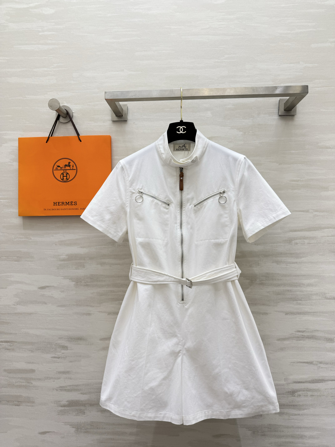 NO:890706,Herme stand-collar zipper work jumpsuit, cool and slim, lazy style available in three colors | pure white/retro burgundy/classic black!  The stand-up collar is half-open with a zipper. The double-ring pocket design creates a workwear atmosphere. The matching belt of the same color allows you to tuck in the waist to easily create a 37/3 ratio. The short-sleeved cut is neat and refreshing. Anti-wrinkle twill fabric, you don’t have to match it for commuting, dating, or traveling!  High-quality customization, available in stock first size S/M/L (S size shoulder width 36, bust 88, length 75), hermes, T-shirt,19860909Herme立领拉链工装连体裤 酷飒显瘦懒人款三色可选｜纯净白/复古酒红/经典黑！立领半开拉链 双圆环口袋设计 工装氛围感拉满 配套同色系腰带自由收腰 轻松打造三七分比例 短袖剪裁利落清爽 抗皱斜纹面料,通勤、约会、出游一套出门不用搭配！高品质定制 现货首发sizeS/M/L（s码肩宽36,胸围88,衣长75),,hermes,T-shirt,,Women's clothing