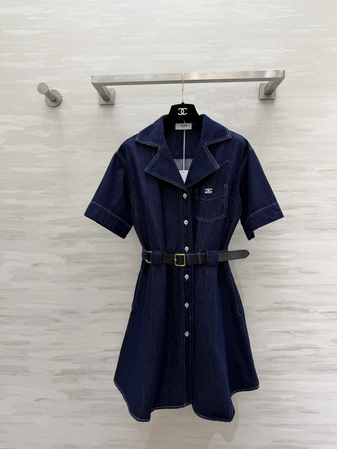 NO:886552,Celin's classic denim shirt dress｜The retro dark blue denim is so eye-catching. The lapels are short-sleeved and have a neat fit. The small Arc de Triomphe embroidery on the chest is low-key and elegant. Comes with the original black gold belt. Easily slim your waist. The single-row metal buckle detail fills the A-line skirt and hides the flesh. It can be used for commuting/dating/shopping. It is light and luxurious and will never go out of style. High-quality customization.  Available in stock first size S/M/L (S size shoulder width 45, bust 90, length 87), Celine-clothing, celine, celine, skirts, shirts, T-shirt,19860909Celin经典单宁衬衫连衣裙｜复古深蓝牛仔太戳人 翻领短袖利落版型 胸口凯旋门小刺绣低调显贵 附赠原配黑金腰带 轻松掐出小蛮腰 单排金属扣细节拉满 A字裙摆藏肉显瘦 通勤/约会/逛街一件搞定 轻奢耐看永不过时 高品质定制 现货首发sizeS/M/L（s码肩宽45,胸围90,衣长87）,赛琳-服装,celine,celine,skirts,shirts,T-shirt,,Women's clothing
