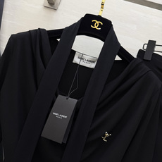 #ysl²⁶新款 清冷高级风 大女主套装裙 把温柔与清冷穿在身上 垂坠感天丝棉面料自带柔光滤镜 荡领+飘 #ysl²⁶新款 清冷高级风 大女主套装裙 把温柔与清冷穿在身上 垂坠感天丝棉面料自带柔光滤镜 荡领+飘