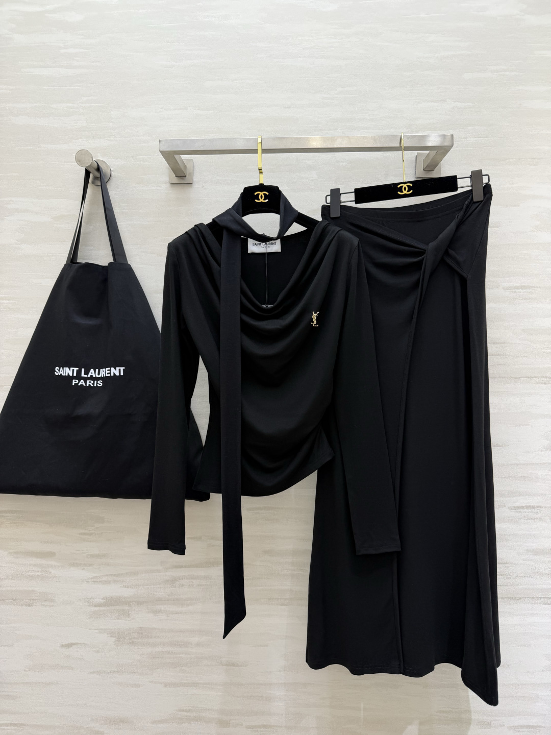 NO:886592,#ysl's new cool and high-end style heroine suit dress wears gentleness and coolness on the body. The drapey Tencel cotton fabric comes with a soft light filter. The swing collar + ribbon design fills the atmosphere. It is elegant and a little sexy. The high-waisted skirt modifies the proportions. Even a small person can wear long legs. A set of tops gives a high-end feel that is exciting at first sight. High-quality customization  The first available sizes are S/M/L (M size shoulder width 39, bust 88, dress length 47-56, skirt waist 68, skirt length 70), saint laurent-clothing, saint laurent, saint laurent, skirts,19860909#ysl新款 清冷高级风 大女主套装裙 把温柔与清冷穿在身上 垂坠感天丝棉面料自带柔光滤镜 荡领+飘带设计把氛围感拉满 优雅又带点小性感高腰半裙修饰比例 小个子也能穿出大长腿 一套上身是一眼心动的高级感 高品质定制 现货首发sizeS/M/L（M码肩宽39,胸围88,衣长47-56,半裙腰围68,裙长70）,圣罗兰-服装,saint laurent,saint laurent,skirts,,Women's clothing