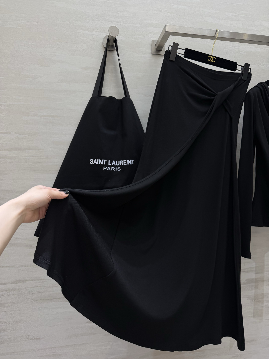 #ysl²⁶新款 清冷高级风 大女主套装裙 把温柔与清冷穿在身上 垂坠感天丝棉面料自带柔光滤镜 荡领+飘 #ysl²⁶新款 清冷高级风 大女主套装裙 把温柔与清冷穿在身上 垂坠感天丝棉面料自带柔光滤镜 荡领+飘