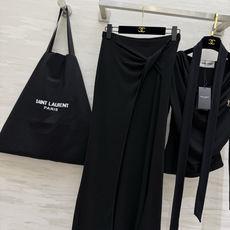 #ysl²⁶新款 清冷高级风 大女主套装裙 把温柔与清冷穿在身上 垂坠感天丝棉面料自带柔光滤镜 荡领+飘 #ysl²⁶新款 清冷高级风 大女主套装裙 把温柔与清冷穿在身上 垂坠感天丝棉面料自带柔光滤镜 荡领+飘