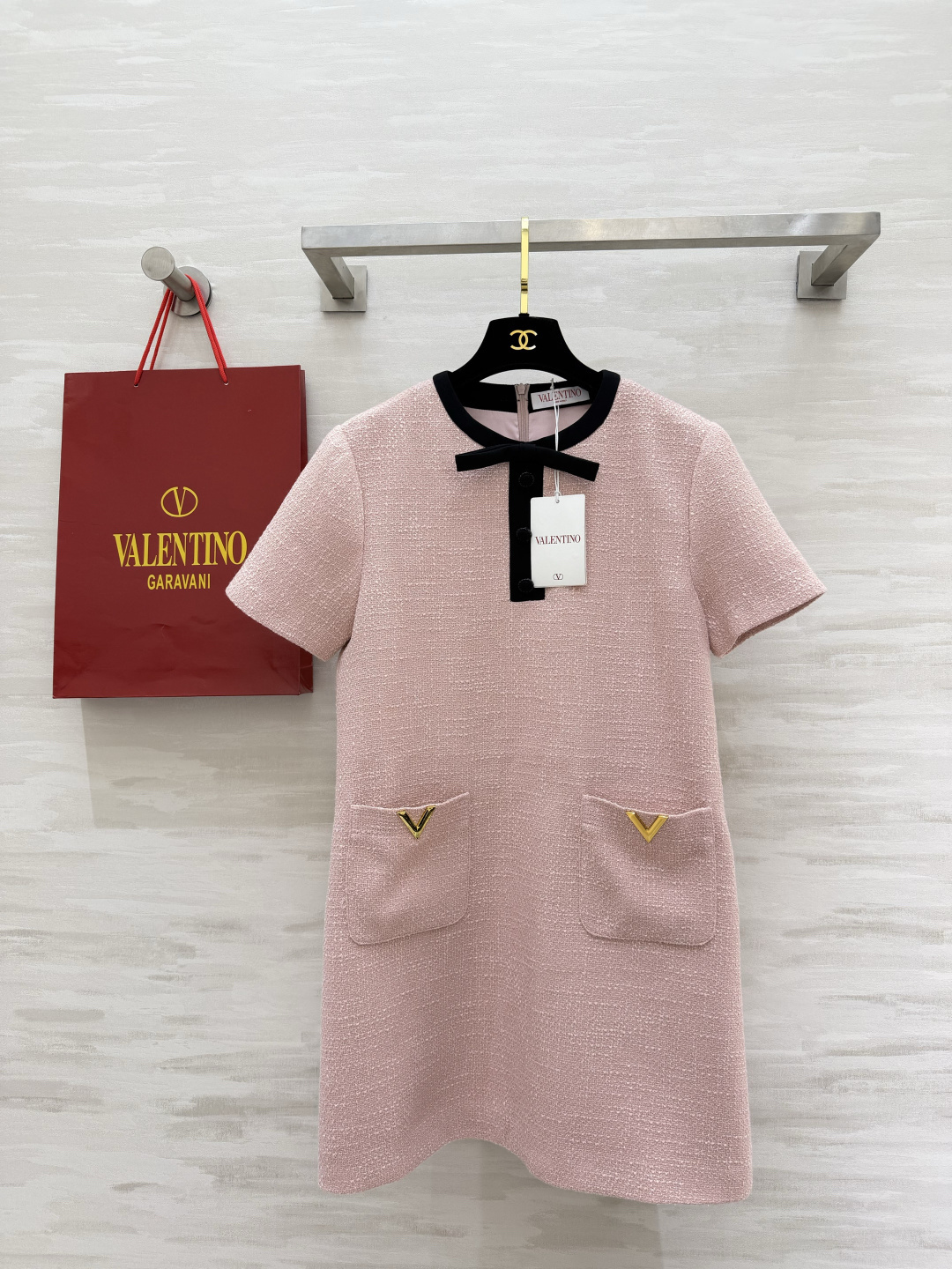Valentin♡²⁶富家千金风短袖连衣裙 奶白温柔、樱花粉娇俏 都是一眼心动的颜色！肌理感粗花呢面料 