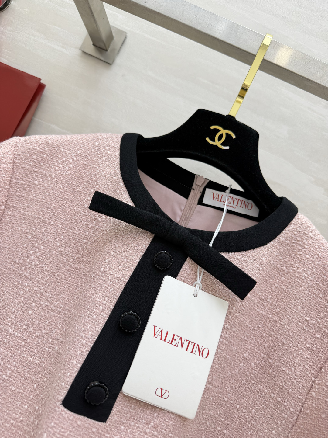 Valentin♡²⁶富家千金风短袖连衣裙 奶白温柔、樱花粉娇俏 都是一眼心动的颜色！肌理感粗花呢面料 