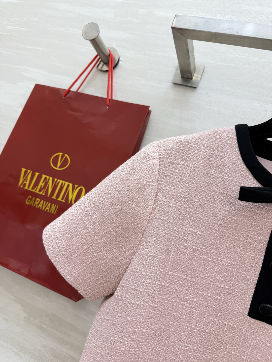 Valentin♡²⁶富家千金风短袖连衣裙 奶白温柔、樱花粉娇俏 都是一眼心动的颜色！肌理感粗花呢面料 
