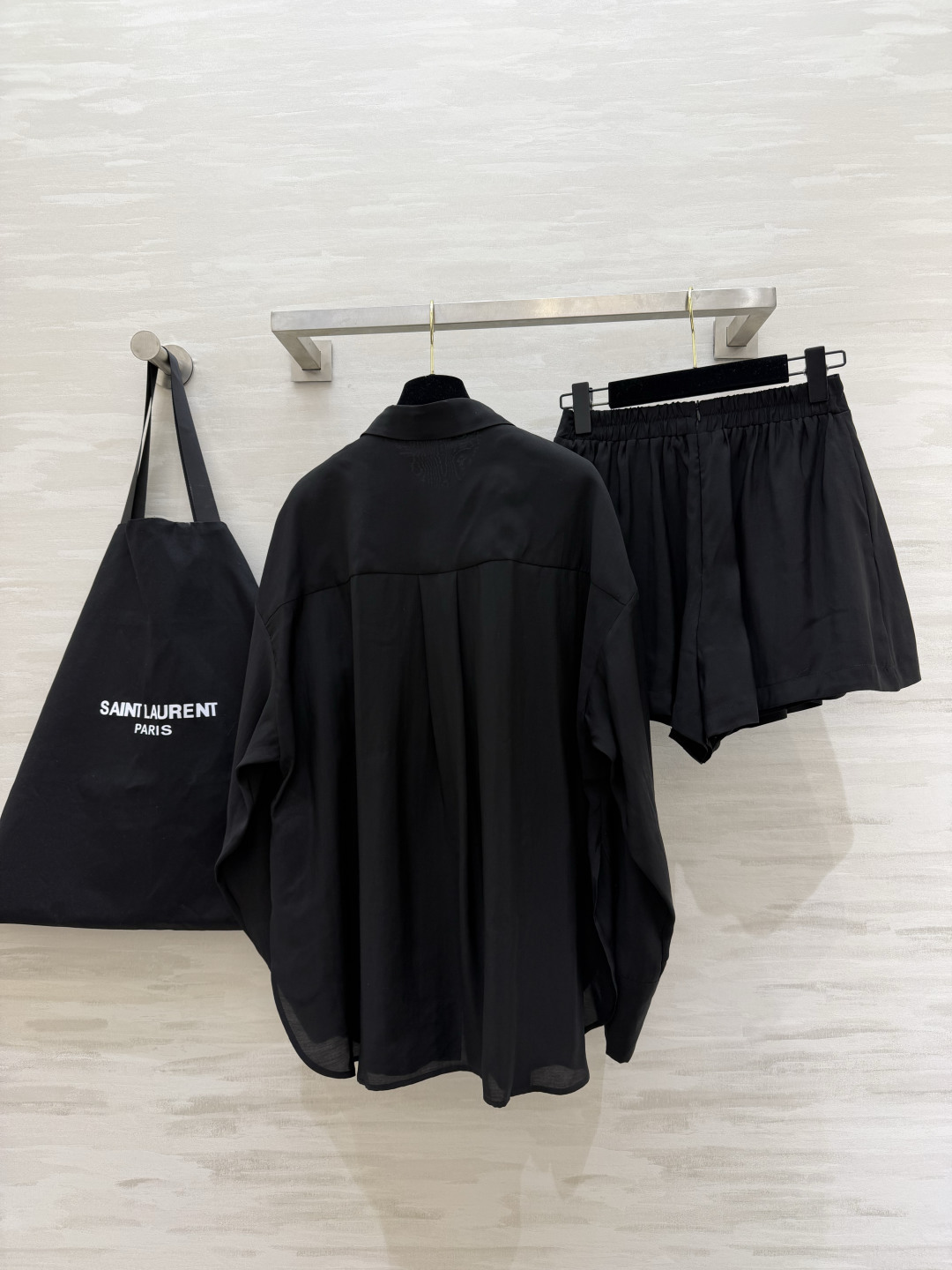 #ysl²⁶新款天丝套装 轻盈透气天丝质地 宽松版型随风轻轻摇曳 仿佛每一步都踏着夏日的微风 自在又惬意