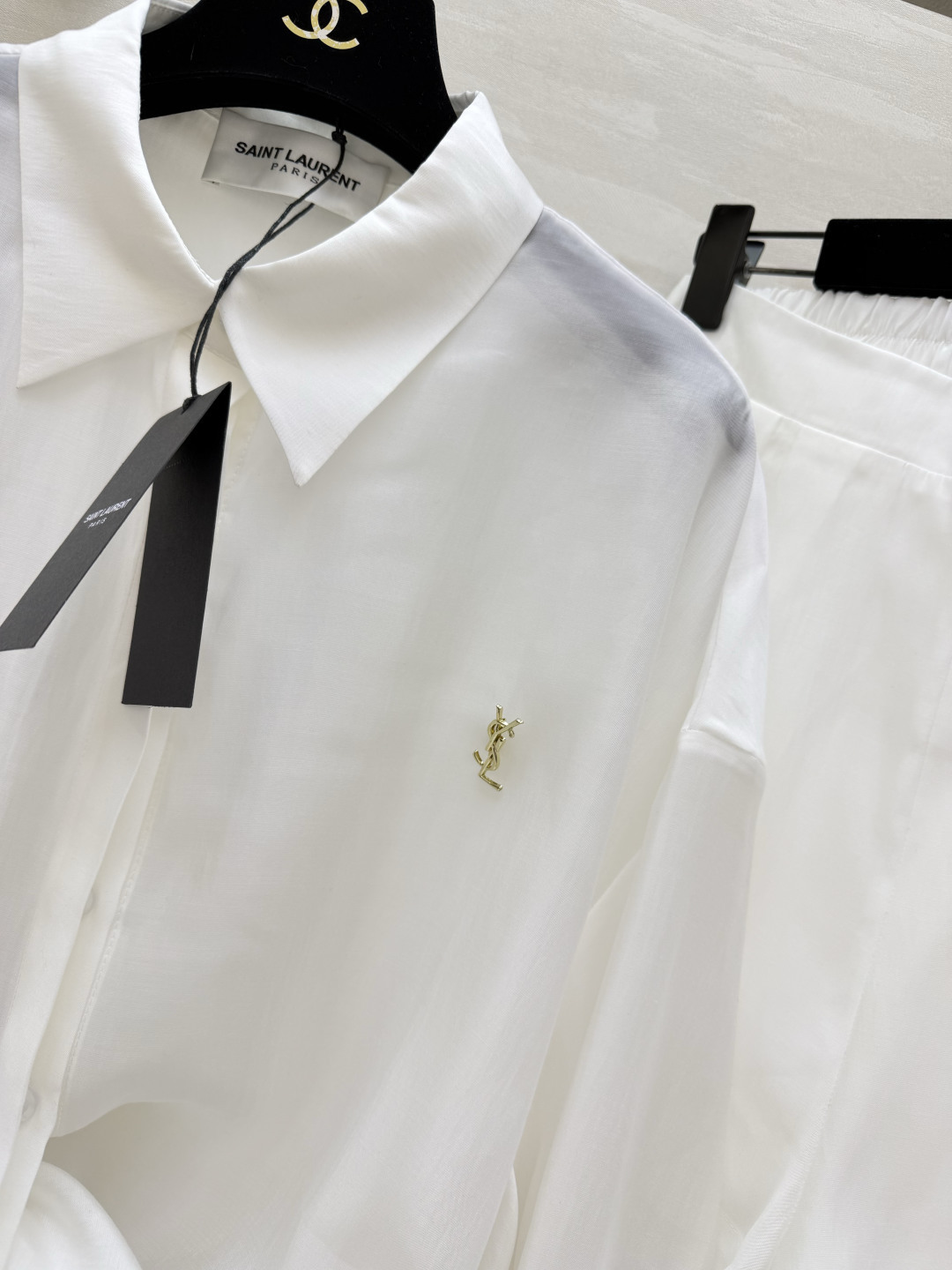 #ysl²⁶新款天丝套装 轻盈透气天丝质地 宽松版型随风轻轻摇曳 仿佛每一步都踏着夏日的微风 自在又惬意