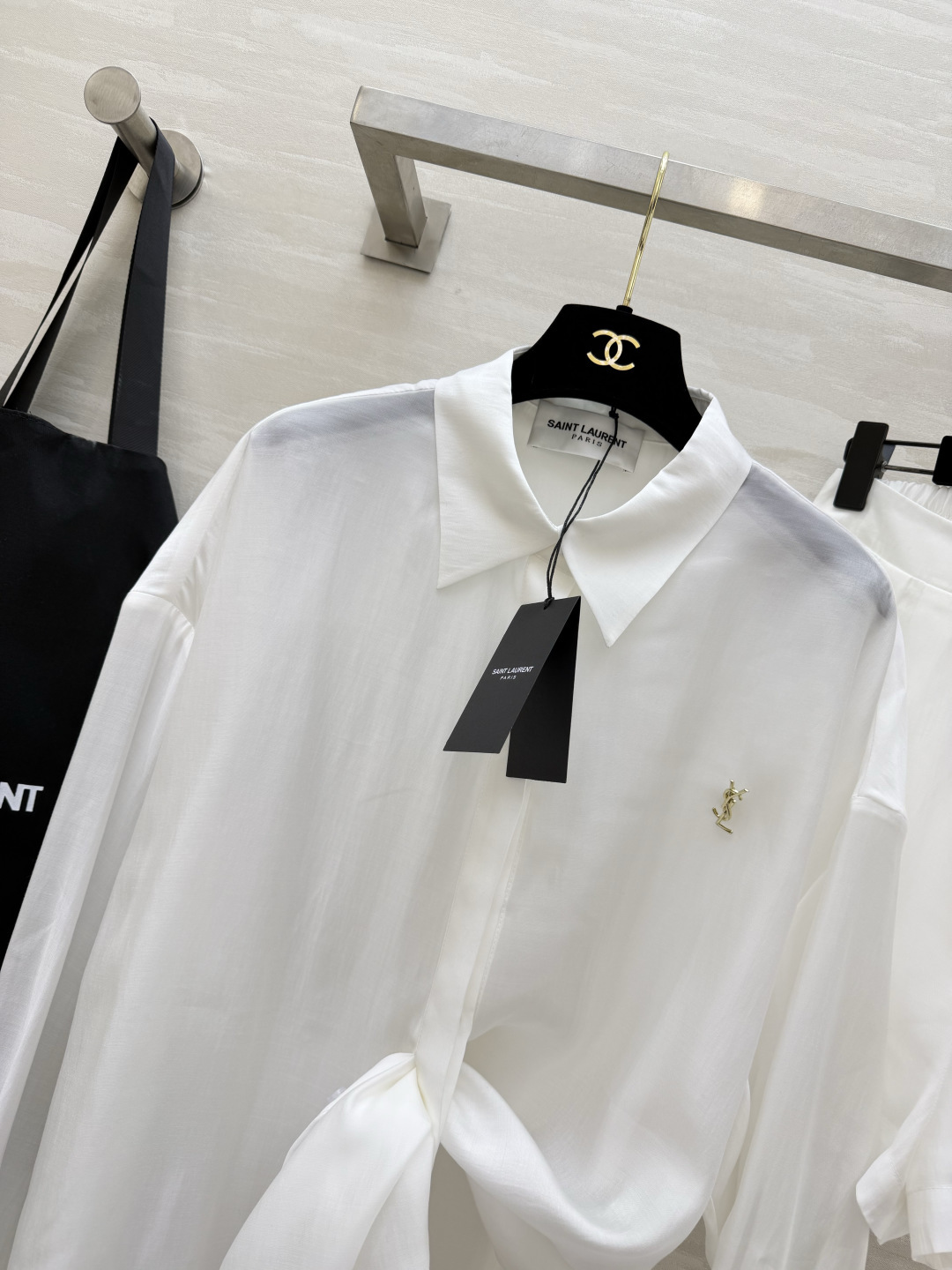 #ysl²⁶新款天丝套装 轻盈透气天丝质地 宽松版型随风轻轻摇曳 仿佛每一步都踏着夏日的微风 自在又惬意