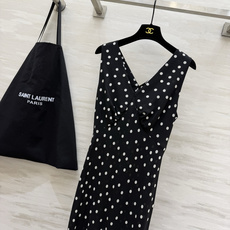 #ysl²⁶春夏新款 法式优雅v领长裙 🖤 自带滤镜的法式优雅 把浪漫穿在身上 红豹纹的野性 波点的复古 #ysl²⁶春夏新款 法式优雅v领长裙 🖤 自带滤镜的法式优雅 把浪漫穿在身上 红豹纹的野性 波点的复古