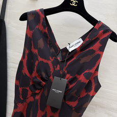 #ysl²⁶春夏新款 法式优雅v领长裙 🖤 自带滤镜的法式优雅 把浪漫穿在身上 红豹纹的野性 波点的复古 #ysl²⁶春夏新款 法式优雅v领长裙 🖤 自带滤镜的法式优雅 把浪漫穿在身上 红豹纹的野性 波点的复古