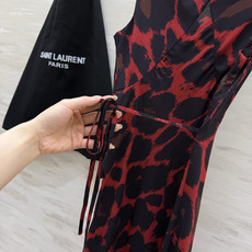 #ysl²⁶春夏新款 法式优雅v领长裙 🖤 自带滤镜的法式优雅 把浪漫穿在身上 红豹纹的野性 波点的复古 #ysl²⁶春夏新款 法式优雅v领长裙 🖤 自带滤镜的法式优雅 把浪漫穿在身上 红豹纹的野性 波点的复古