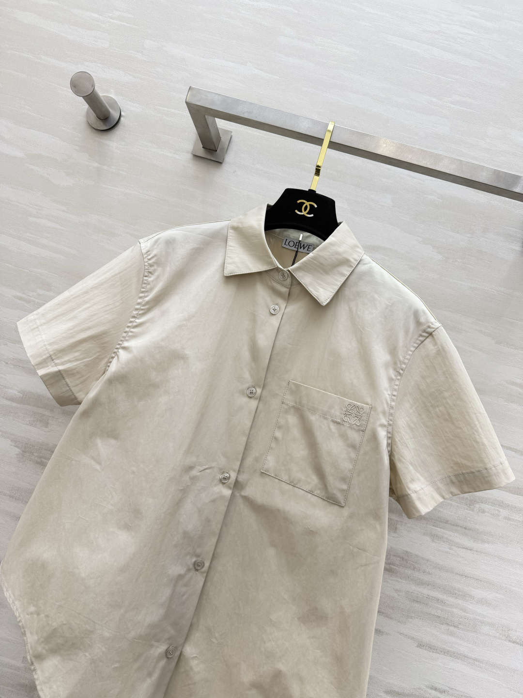 Loew♡²⁶后背打褶短袖衬衫｜藏在细节里的松弛感 柔和浅杏米调 低饱和色系温柔百搭 经典翻领单排扣基础