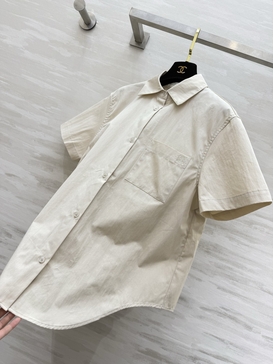Loew♡²⁶后背打褶短袖衬衫｜藏在细节里的松弛感 柔和浅杏米调 低饱和色系温柔百搭 经典翻领单排扣基础