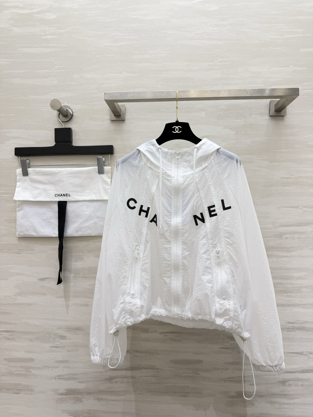 Chane♡²⁶字母连帽防晒冲锋外套｜黑白两色闭眼入 轻薄透气尼龙面料 春夏防晒、挡风一衣多用！连帽抽绳