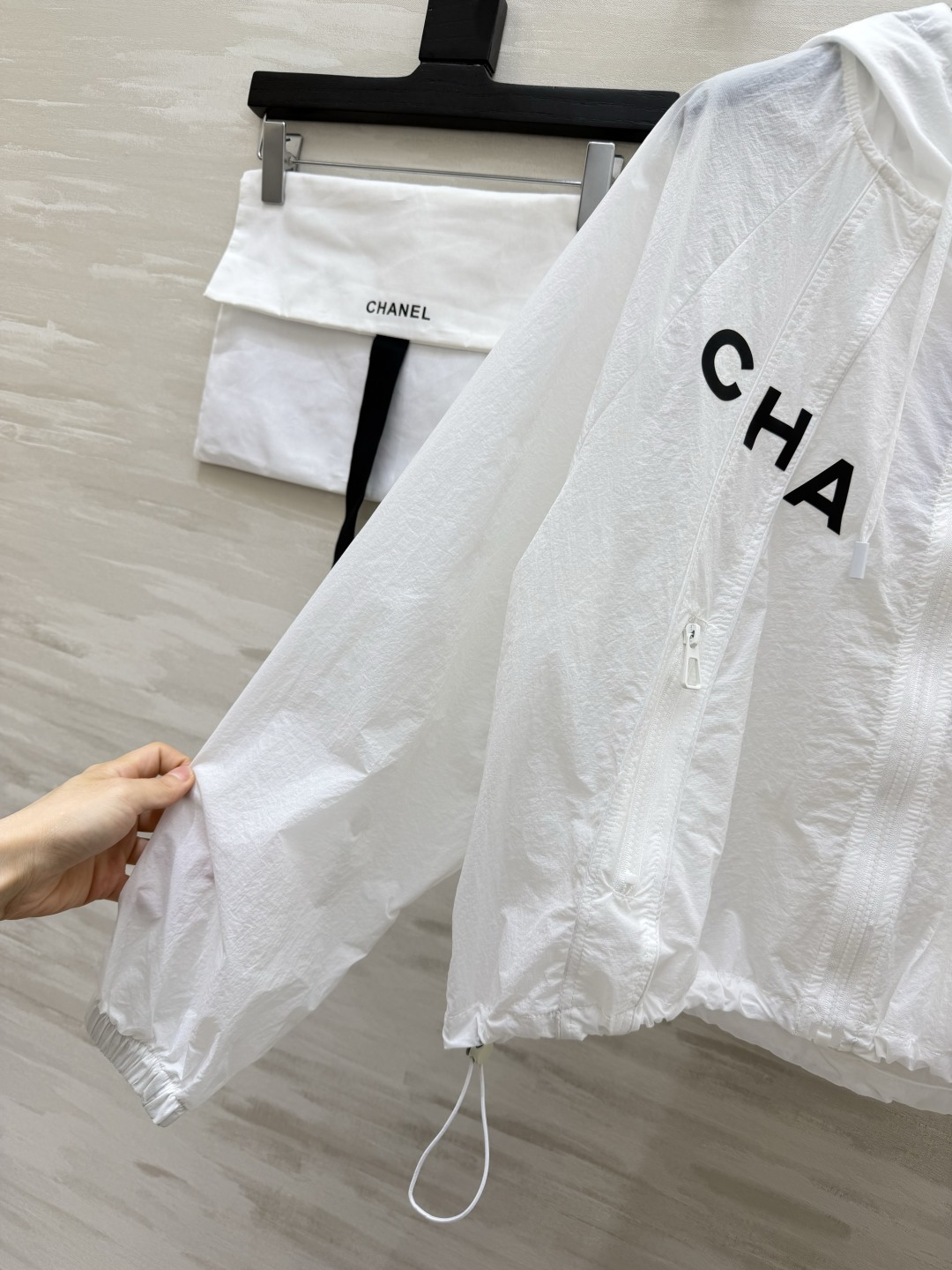 Chane♡²⁶字母连帽防晒冲锋外套｜黑白两色闭眼入 轻薄透气尼龙面料 春夏防晒、挡风一衣多用！连帽抽绳