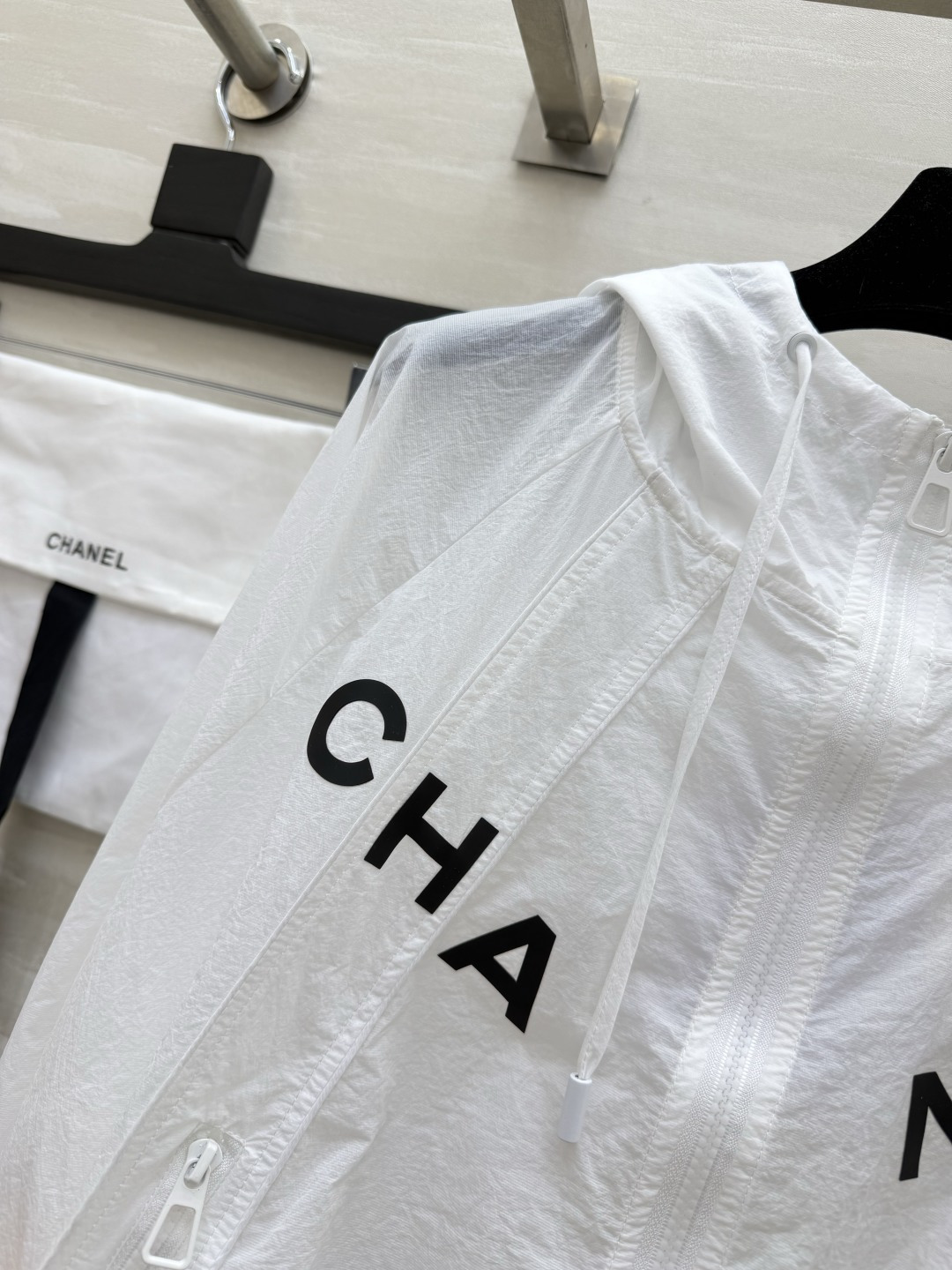 Chane♡²⁶字母连帽防晒冲锋外套｜黑白两色闭眼入 轻薄透气尼龙面料 春夏防晒、挡风一衣多用！连帽抽绳