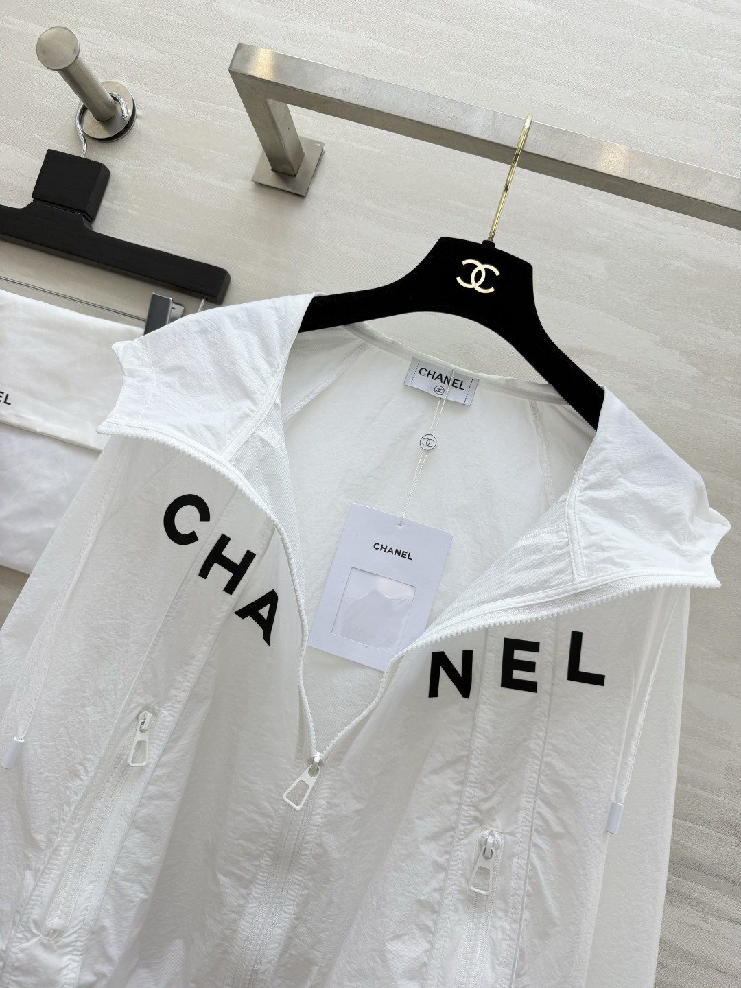 Chane♡²⁶字母连帽防晒冲锋外套｜黑白两色闭眼入 轻薄透气尼龙面料 春夏防晒、挡风一衣多用！连帽抽绳