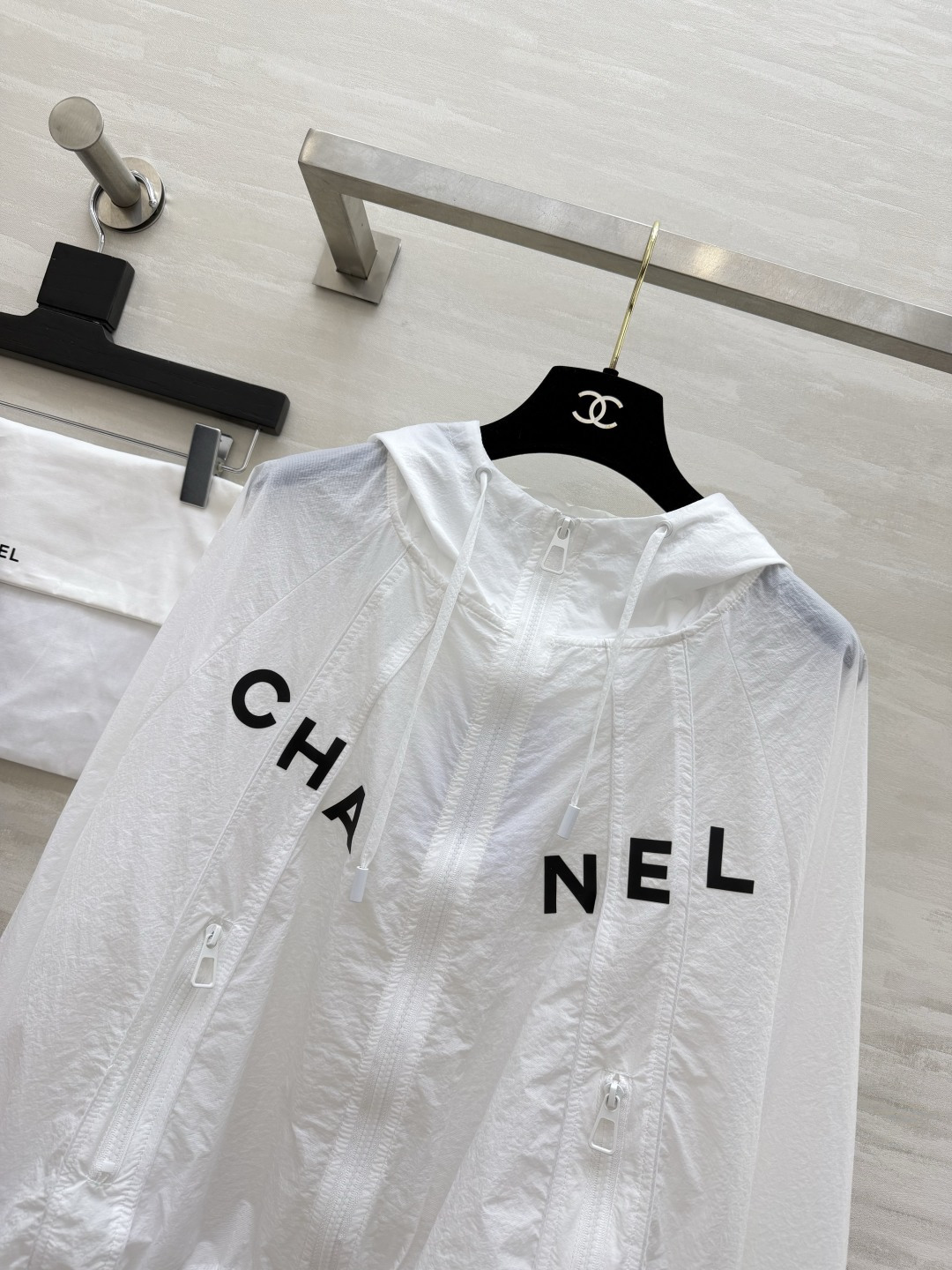 Chane♡²⁶字母连帽防晒冲锋外套｜黑白两色闭眼入 轻薄透气尼龙面料 春夏防晒、挡风一衣多用！连帽抽绳