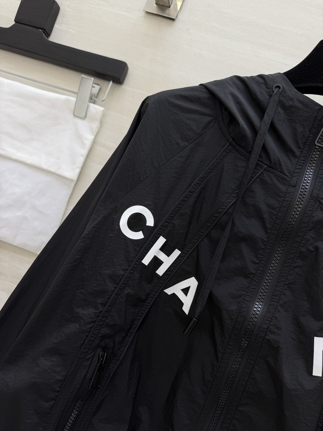 Chane♡²⁶字母连帽防晒冲锋外套｜黑白两色闭眼入 轻薄透气尼龙面料 春夏防晒、挡风一衣多用！连帽抽绳