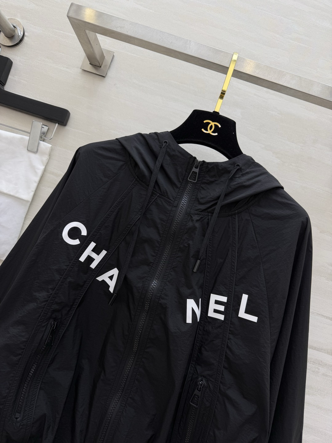Chane♡²⁶字母连帽防晒冲锋外套｜黑白两色闭眼入 轻薄透气尼龙面料 春夏防晒、挡风一衣多用！连帽抽绳