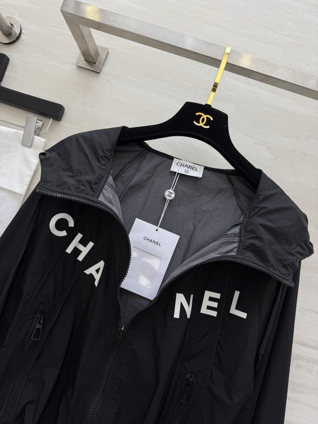 Chane♡²⁶字母连帽防晒冲锋外套｜黑白两色闭眼入 轻薄透气尼龙面料 春夏防晒、挡风一衣多用！连帽抽绳