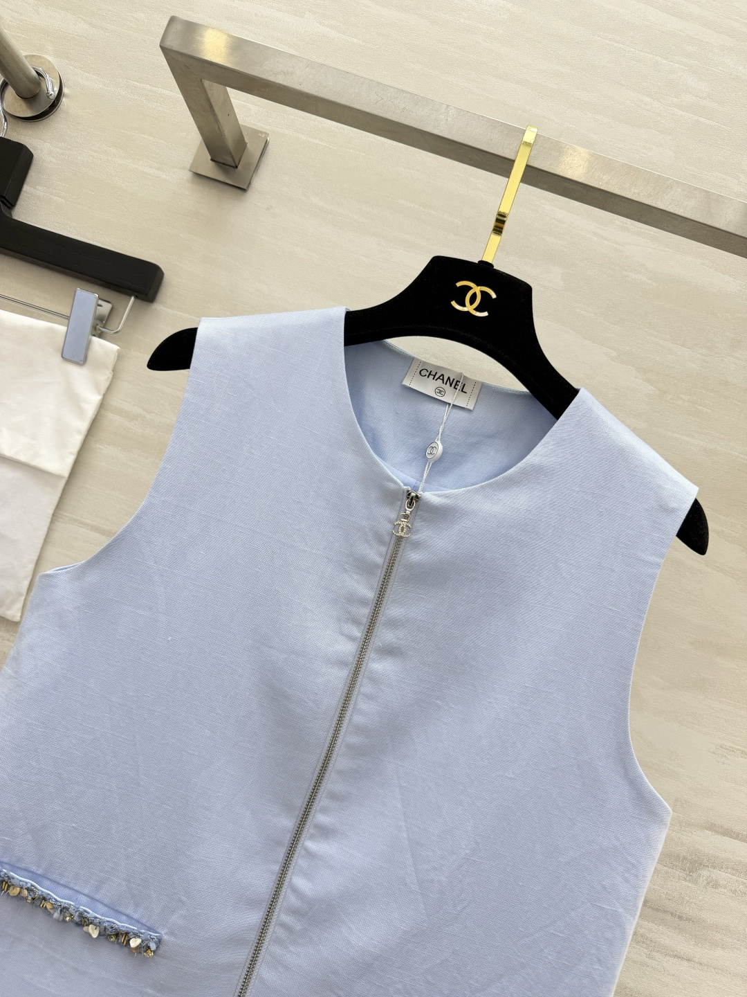 Chane♡²⁶浅蓝清爽亚麻马甲 清爽色系适配春夏日常 手工串珠口袋细节精致 简约圆领 全开拉链利落随性