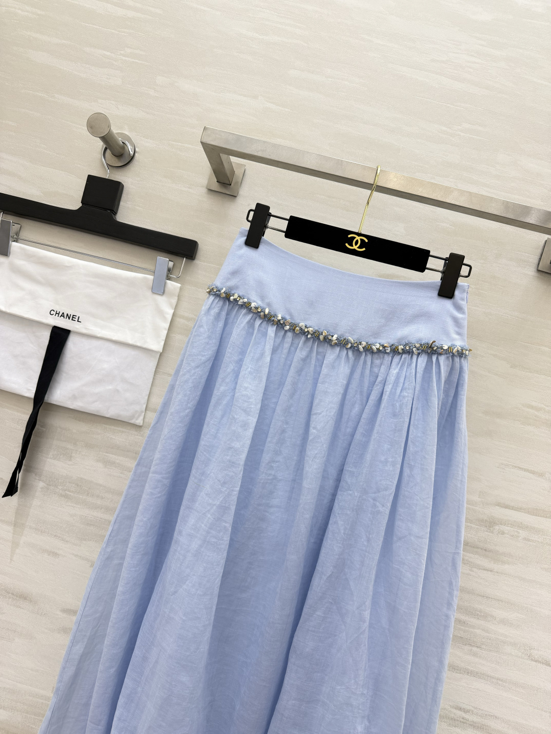 Chane♡²⁶同系列浅蓝仙女半裙 腰边手工串珠和马甲完美呼应 轻薄透气棉麻质感 飘逸灵动 大摆垂坠显瘦