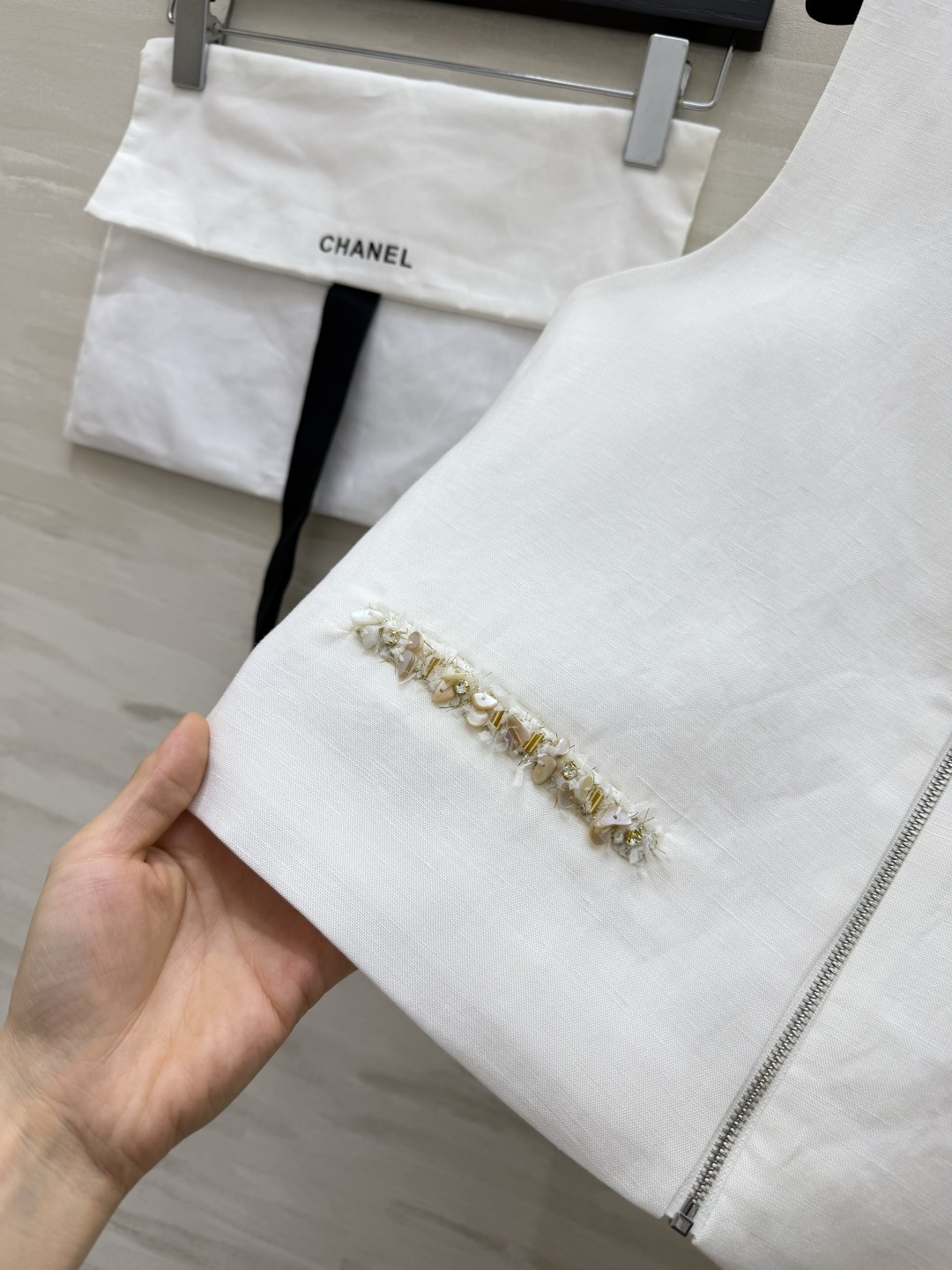 Chane♡²⁶清爽亚麻马甲 清爽色系适配春夏日常 手工串珠口袋细节精致 简约圆领 全开拉链利落随性 单