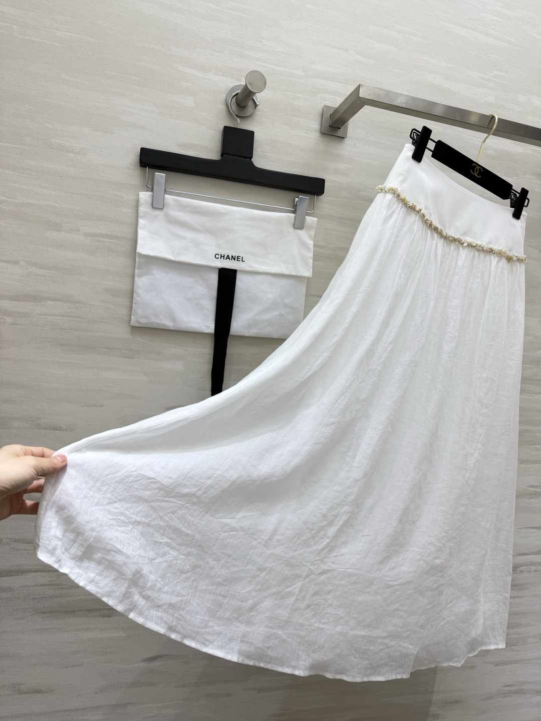 Chane♡²⁶同系列浅蓝仙女半裙 腰边手工串珠和马甲完美呼应 轻薄透气棉麻质感 飘逸灵动 大摆垂坠显瘦