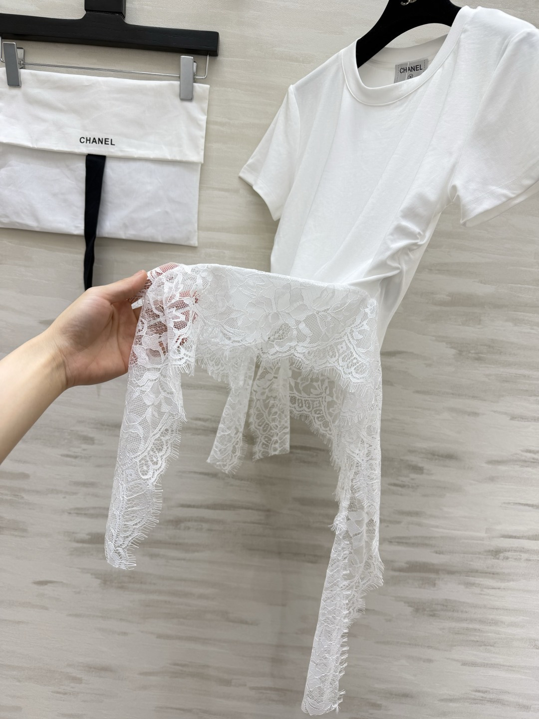 Chane♡²⁶蕾丝拼接不规则短袖 白/灰两色可选 基础版型暗藏巧思 侧边抽褶收腰显瘦 下摆拼接精致睫毛