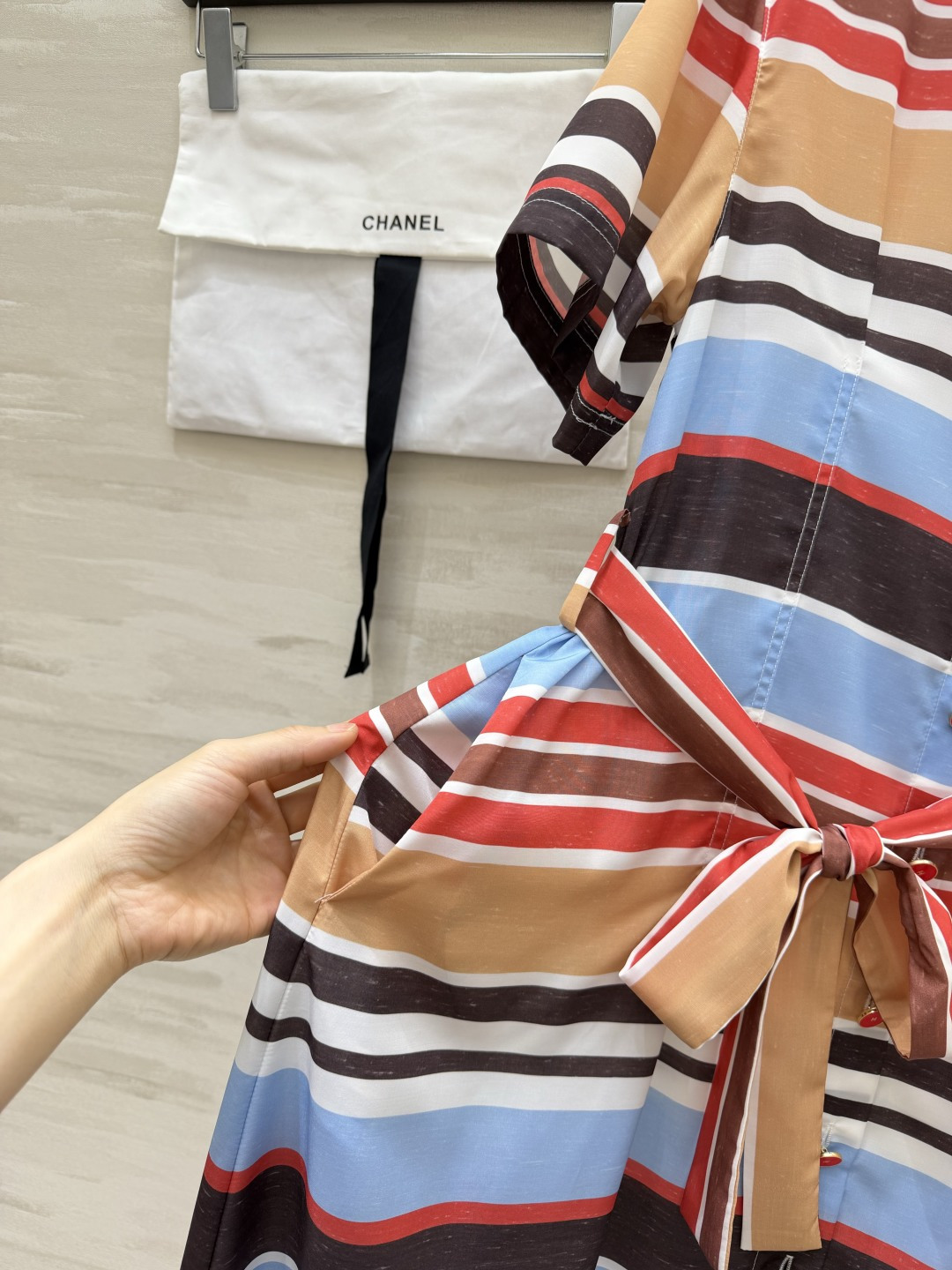 Chane♡²⁶M度假⛱️彩条衬衫连衣裙 撞色条纹鲜活有质感 自带夏日度假氛围感 收腰系带自由调节腰线显