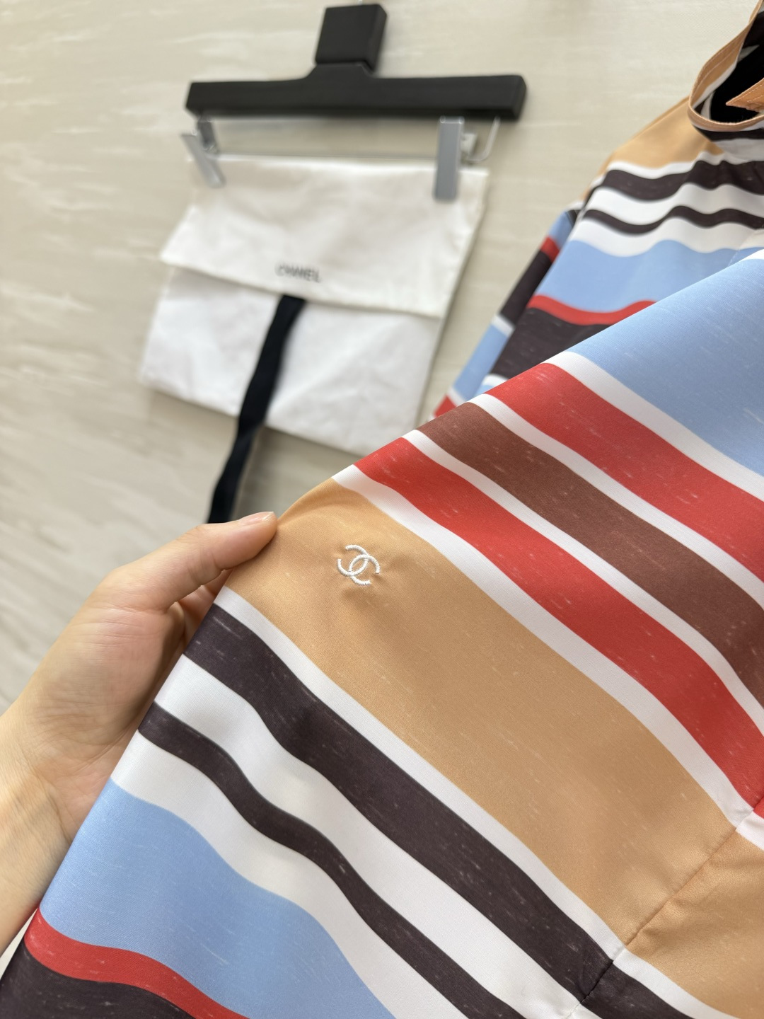 Chane♡²⁶M度假⛱️彩条衬衫短袖衬衣 撞色条纹鲜活有质感 自带夏日度假氛围感 日常通勤、出游拍照都