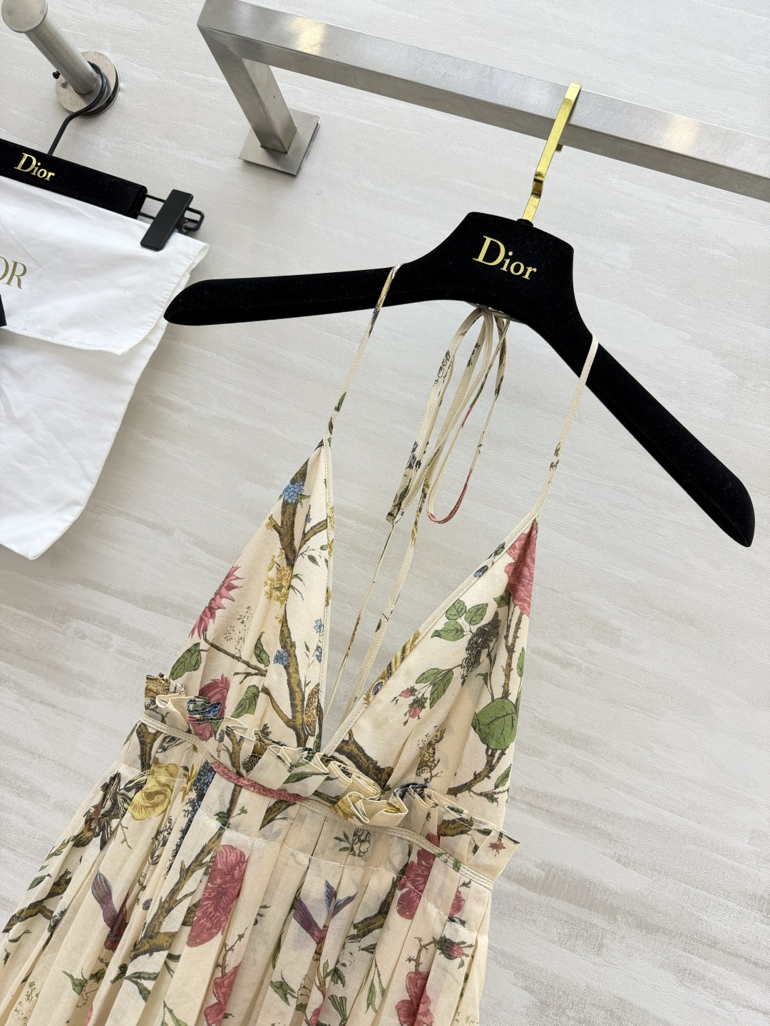 DIO♡²⁶法式花鸟印花挂脖长裙 轻盈肌理面料 透气飘逸 自带松弛仙气 深V挂脖 后背露背系带设计 优雅